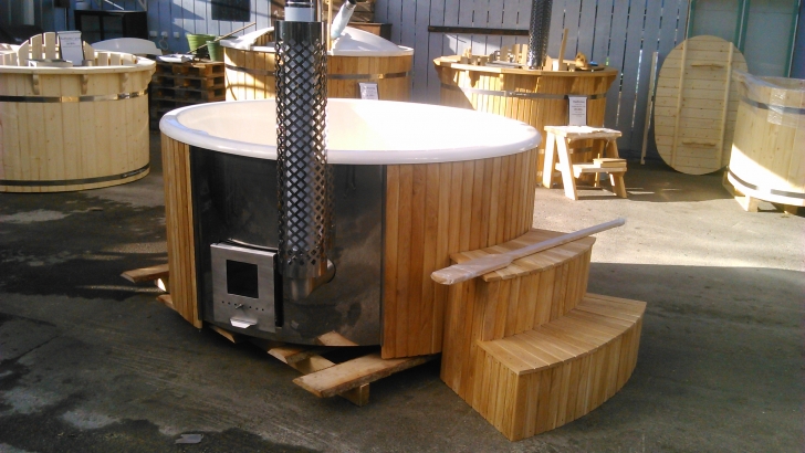 Mini-piscina Spa Hot tub DELUXE din fibra de sticla cu decoratiune exterioara de lemn