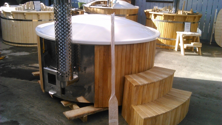 Mini-piscina Spa Hot tub DELUXE din fibra de sticla cu decoratiune exterioara de lemn