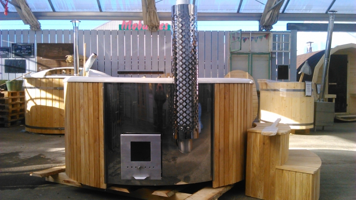 Mini-piscina Spa Hot tub DELUXE din fibra de sticla cu decoratiune exterioara de lemn